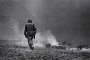 Soldato americano in perlustrazione nei dintorni di Troina, 4-5 agosto 1943