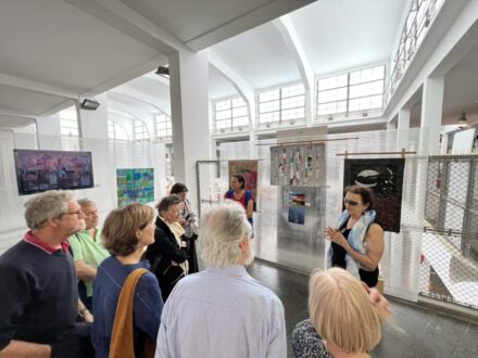 mercoledì 31 maggio, Mercato Coperto Trieste), visita guidata condotta dall’artista Elizabeth Ruchti che espone le sue opere nella personale a titolo, “La luna e oltre” - foto Laura Poretti Rizman